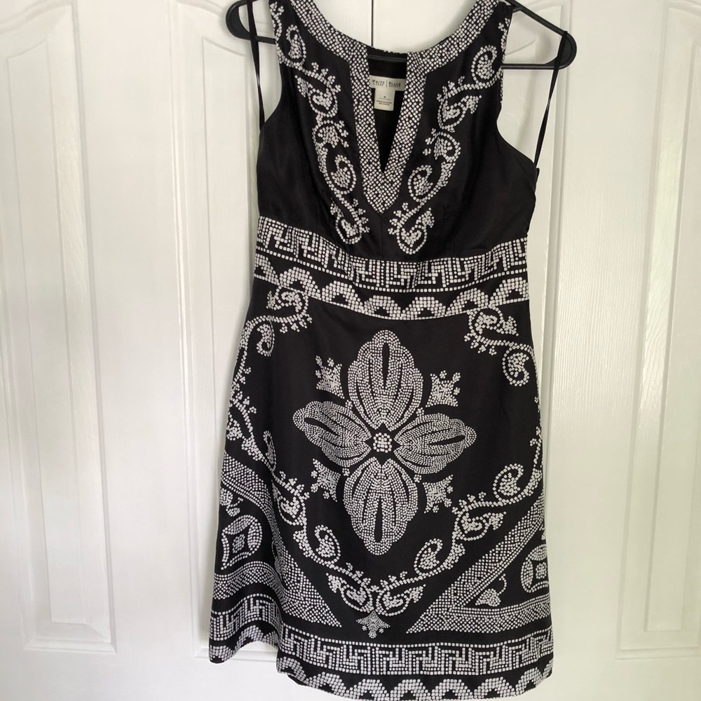 WhiteHouse/BlackMarket Size 4 Black/white